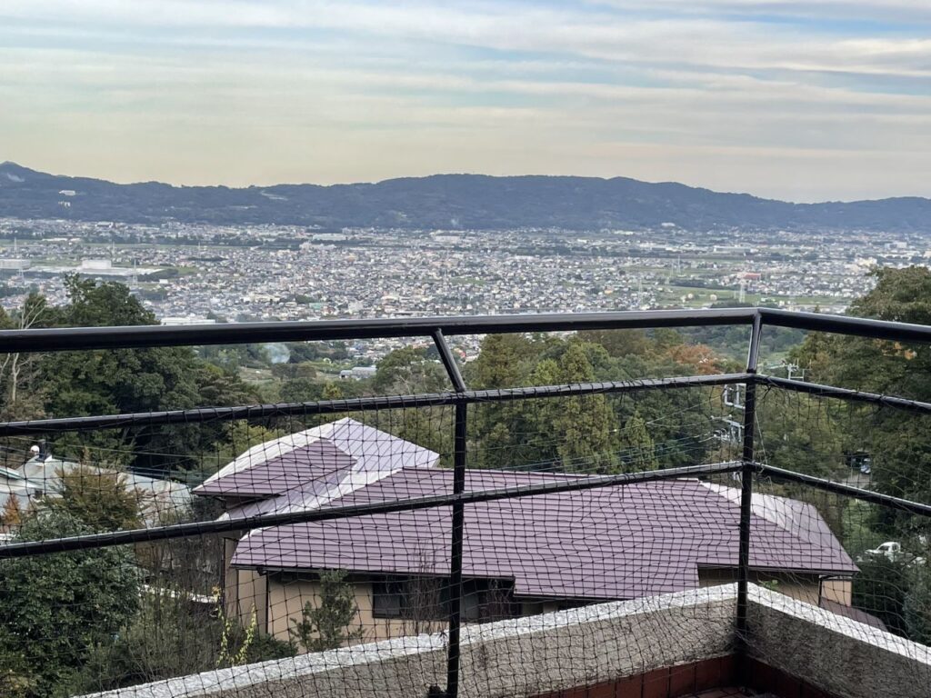 バルコニーから緑と街を見下ろす高台から眺望良好