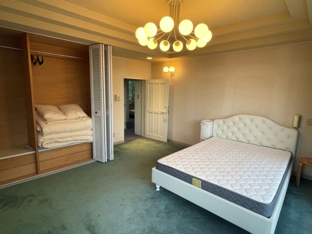 収納豊富な2F洋室12.01帖