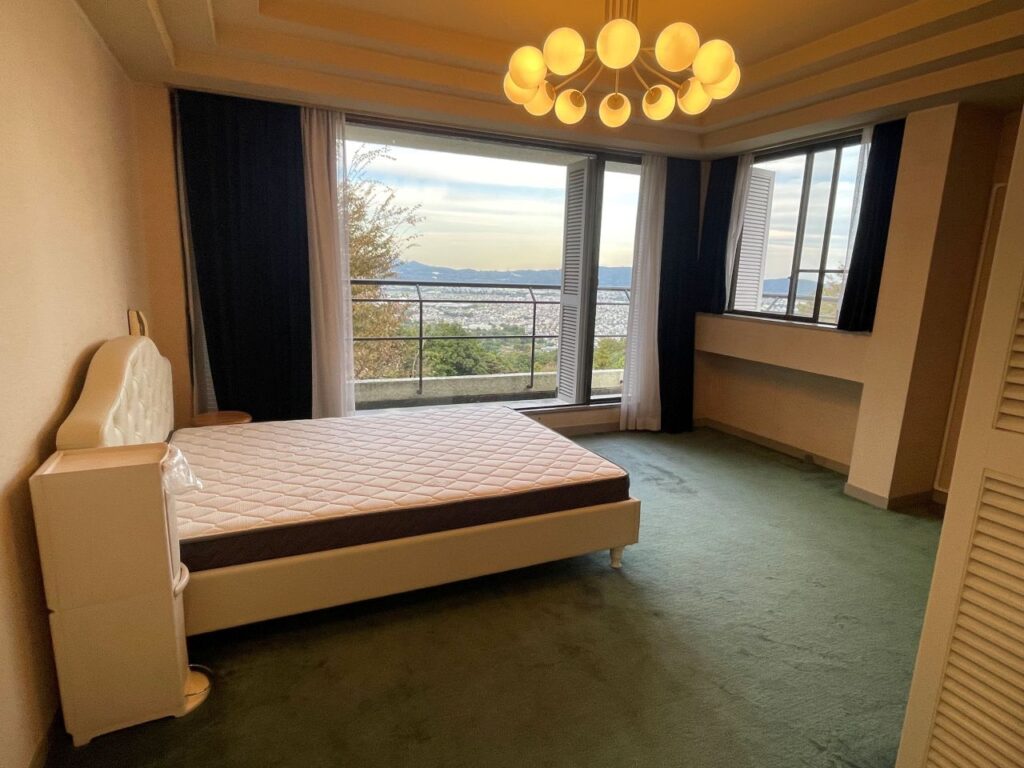 窓の向こうに壮大な景色 2F洋室12.01帖