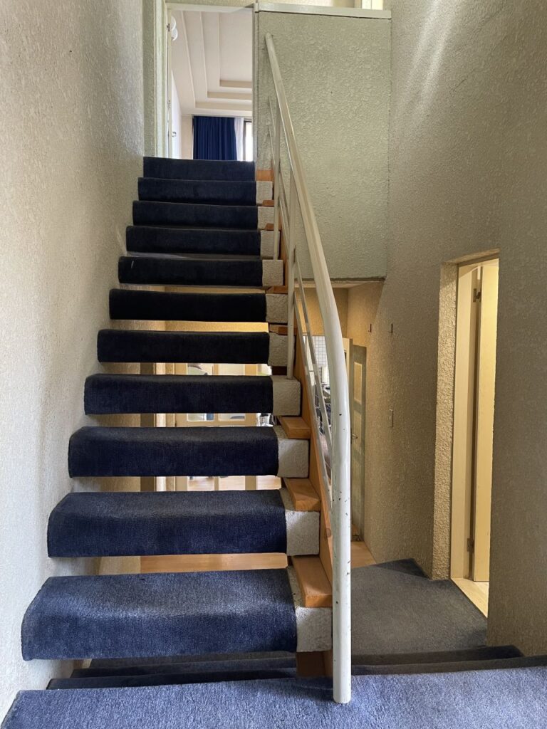 階段が家の美しさを引き立てる